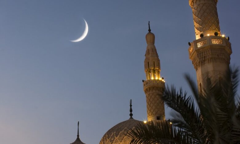 اكتشف أعظم الأدعية وعلامات ليلة القدر 2026 مع مواعيد وأعمال مستحبة للبركة المضاعفة