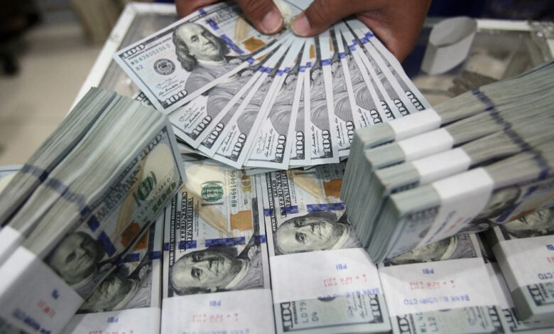 تراجع غير متوقع للدولار أمام الجنيه اليوم في البنوك.. ماذا يحدث لسعر “الأخضر” خلال الفترة القادمة؟