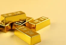 هبوط جديد في أسعار الذهب عالمياً اليوم.. التوترات السياسية وغموض الفائدة يضغطان على السوق