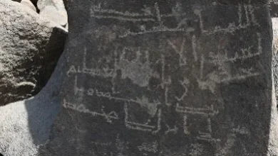 اكتشاف أثري مذهل في السعودية.. نقش نادر يحمل اسم عمر بن الخطاب يثير اهتمام الباحثين