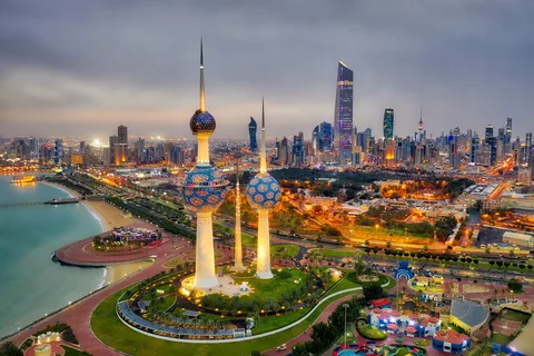 الكويت تعتمد الدوام الصيفي المرن 2026 وتخفيض ساعات العمل مع مزايا وتسهيلات جديدة للموظفين في القطاع الحكومي والخاص